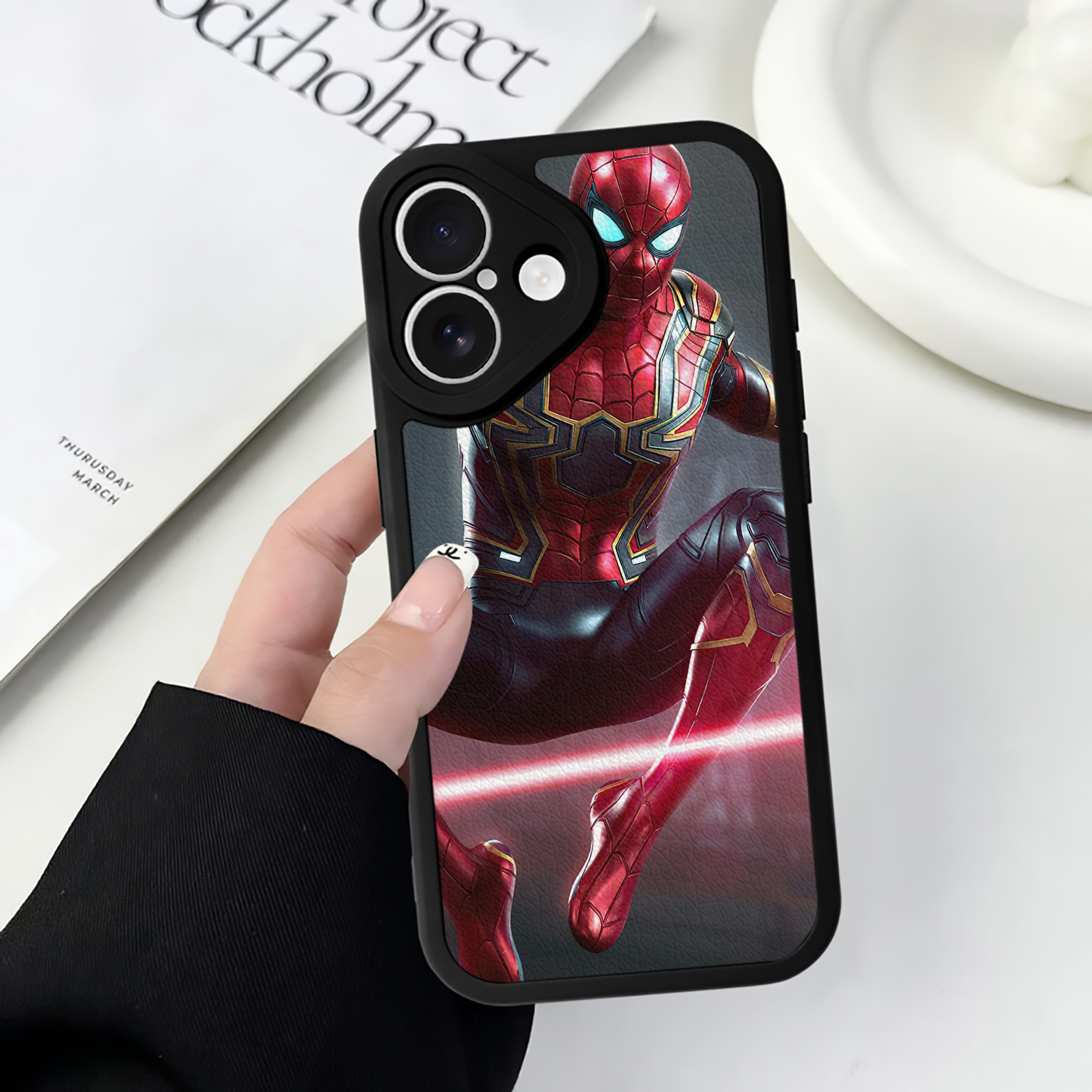 （画像用） Spider Man スパイダーマン 【iPhone 16シリーズ対応】シリコンスマホケース（レザー調） 材質：シリコン